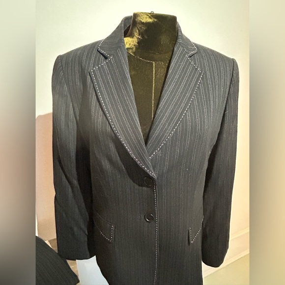 Tahari Black Suit (blazer, pants) - size 8 - Picture 2 of 6